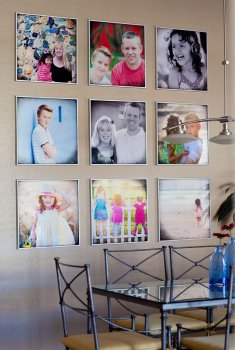 Яркие разноцветные семейные фотографии на стене в столовой